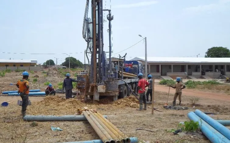 A drilling rig builds a hydraulic borehole