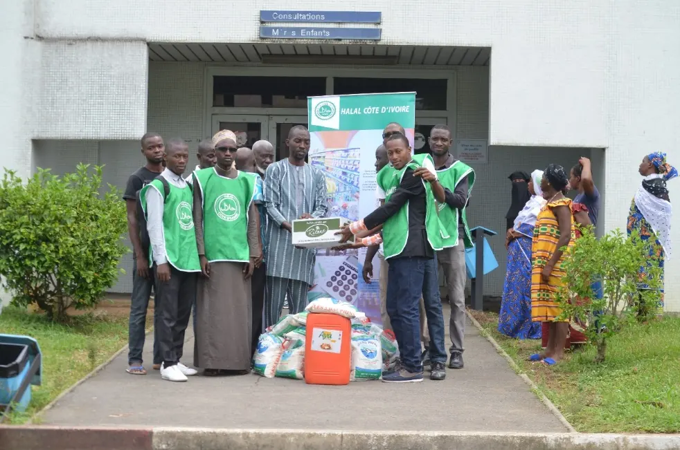 Volunteers bring food to patients at a hospital