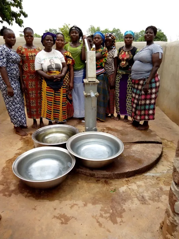 Women with their basins around a village pump