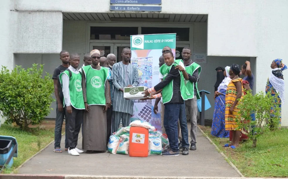 AS-CI volunteers bring food to patients at a hospital